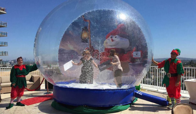 Estoque em bolas infláveis da mostra da neve da venda, globo da neve do Natal, bola inflável da exposição do Natal para a decoração