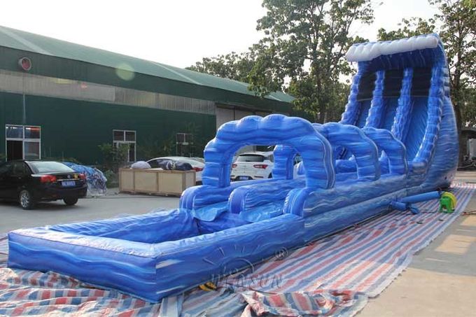 Corrediças de água infláveis comerciais longas, corrediça de água azul da pista do dobro do esmagamento
