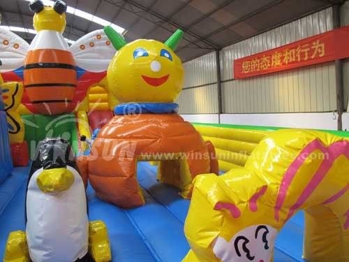 Mundo inflável do divertimento do tema industrioso das abelhas, campo de jogos da explosão do PVC de 0.9mm