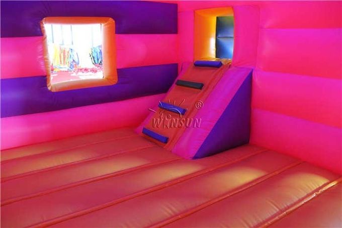 A casa/crianças infláveis macias plásticas do salto salta a casa com ventilador de ar
