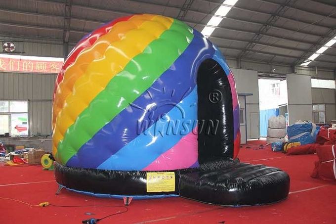 A casa inflável colorida do salto/material inflável do PVC da abóbada do disco personalizou o tamanho