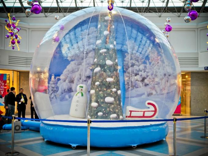 Estoque em bolas infláveis da mostra da neve da venda, globo da neve do Natal, bola inflável da exposição do Natal para a decoração