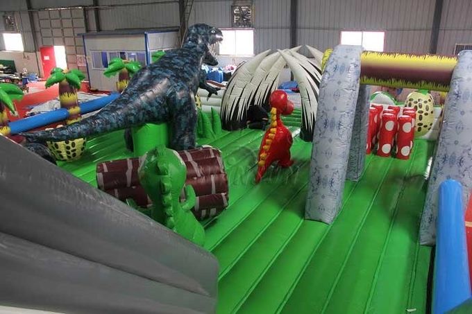 A cidade inflável temático do divertimento do dinossauro, anúncio publicitário caçoa a ligação em ponte inflável